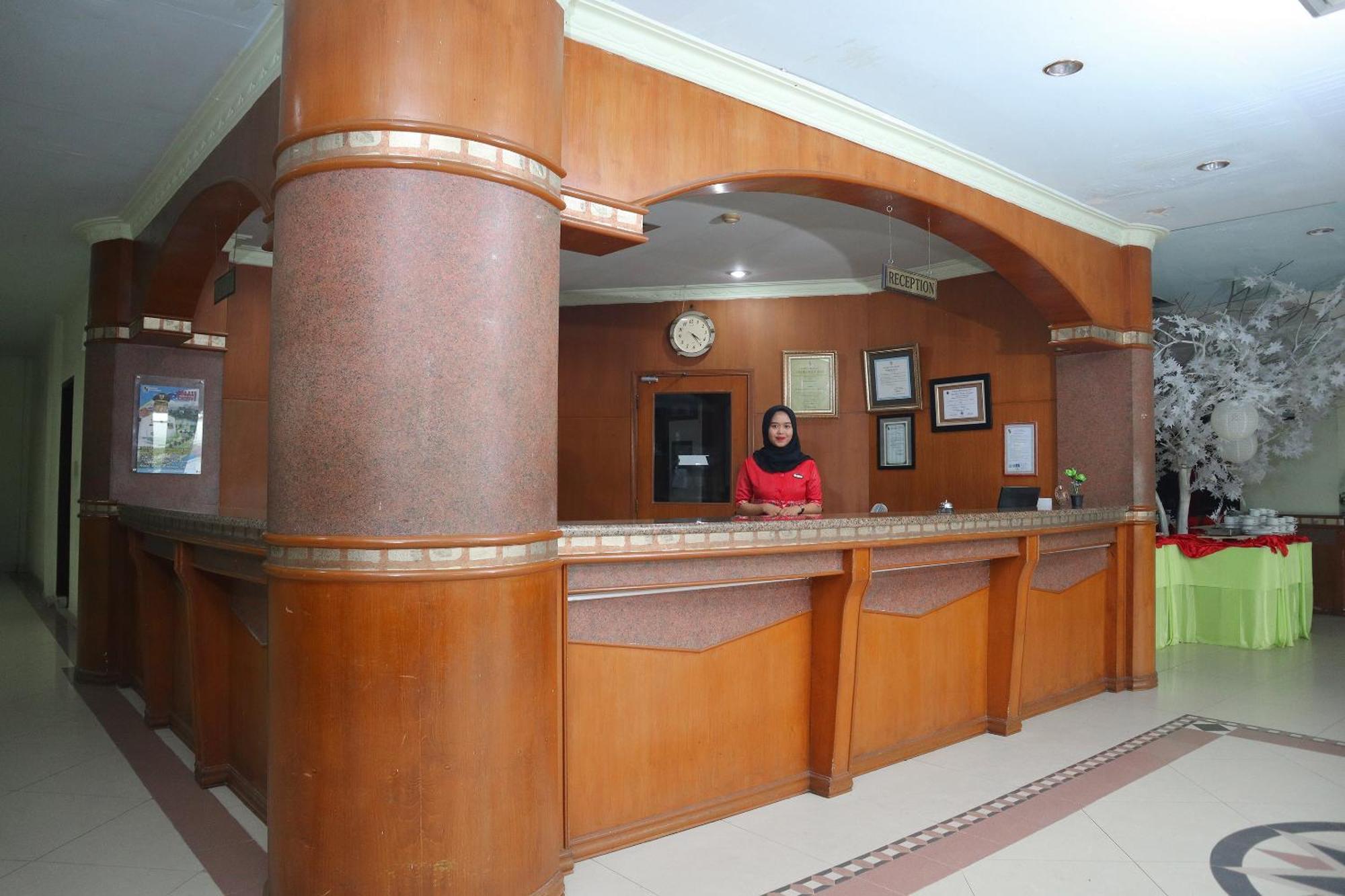 Vaccinated Staff - OYO 742 Mona Plaza Hotel Pekanbaru Exterior foto