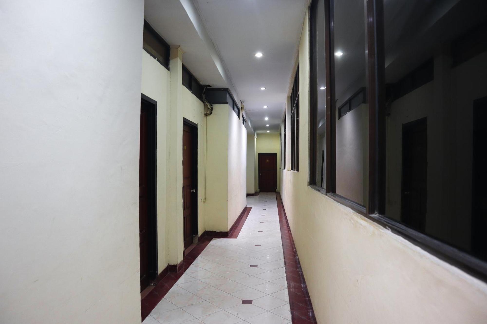 Vaccinated Staff - OYO 742 Mona Plaza Hotel Pekanbaru Exterior foto