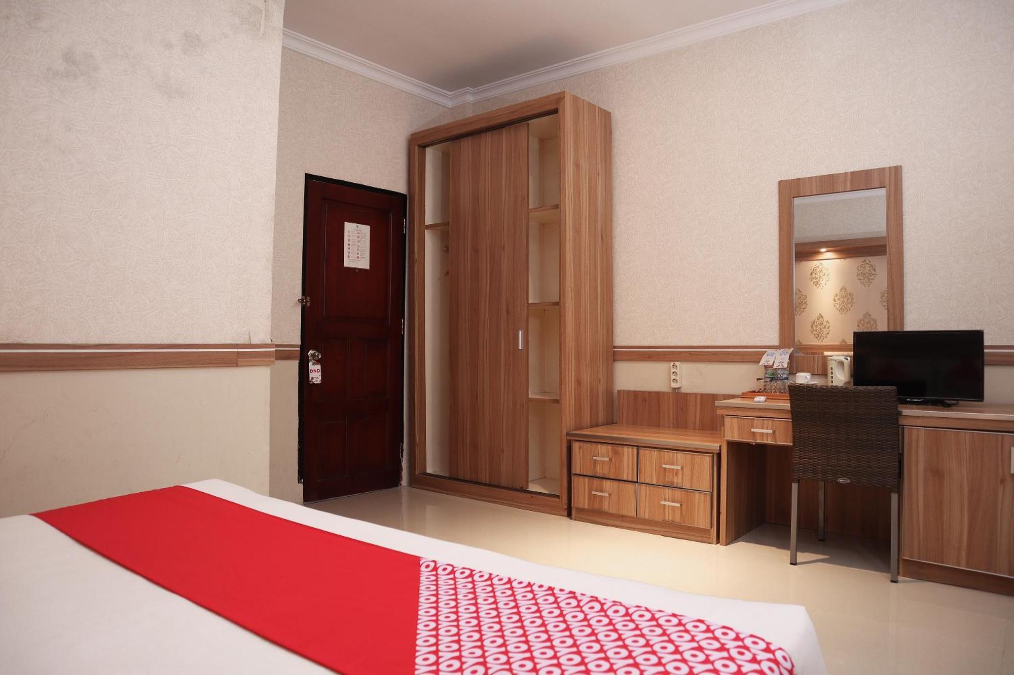 Vaccinated Staff - OYO 742 Mona Plaza Hotel Pekanbaru Exterior foto
