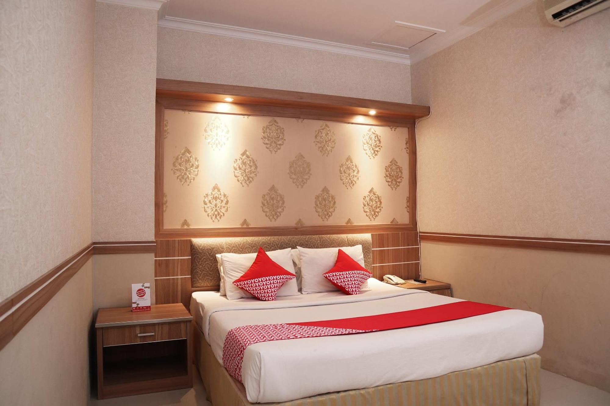 Vaccinated Staff - OYO 742 Mona Plaza Hotel Pekanbaru Exterior foto
